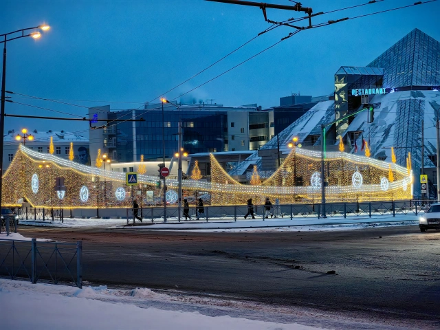 Новогодняя декорация с подсветкой на Жарковском мосту