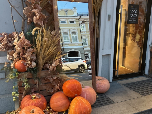 Осенняя фотозона с зеркалом и тыквами у бара 100dal