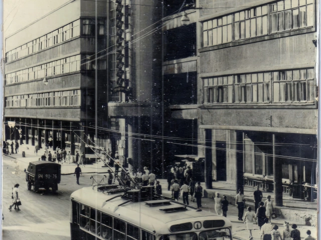 1-й троллейбус проезжает по Баумана возле Дома печати. 1960-е