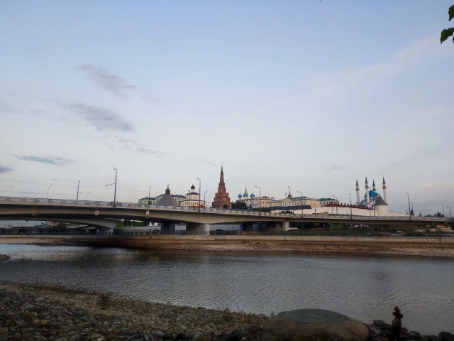 Вид на Казанский Кремль со стороны набережной на Кремлевской дамбе