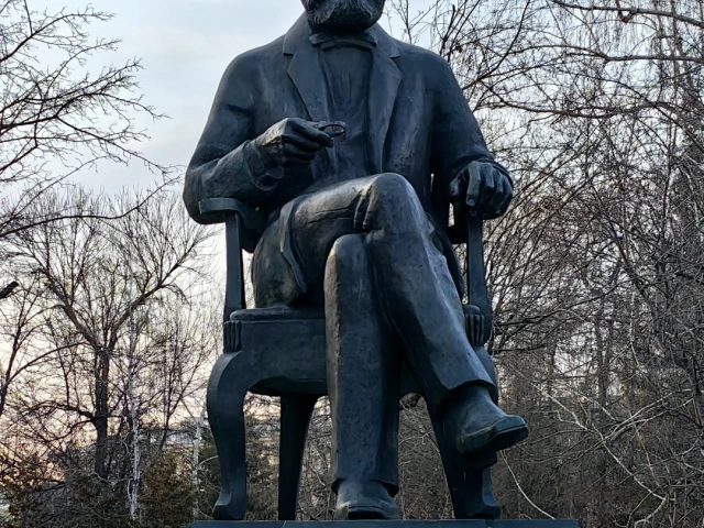 Памятник Александру Бутлерову на Ленинском садике