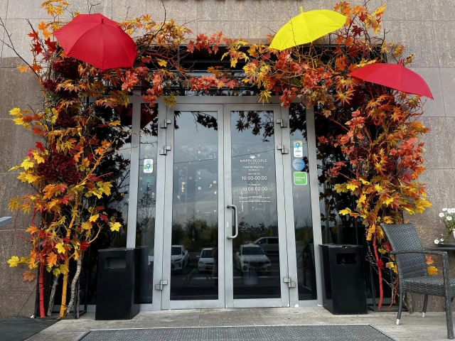 Осенняя фотозона с зонтиками у ресторана Happy People