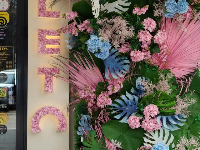 Цветочная декорация ресторана LETO в Парке Горького