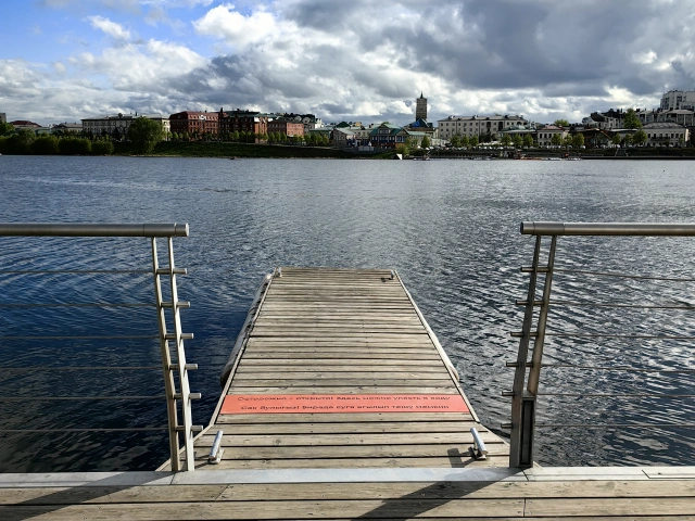 Плавучий пирс на озере Кабан