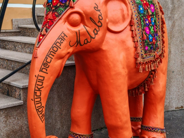 Слон у ресторана Малабар