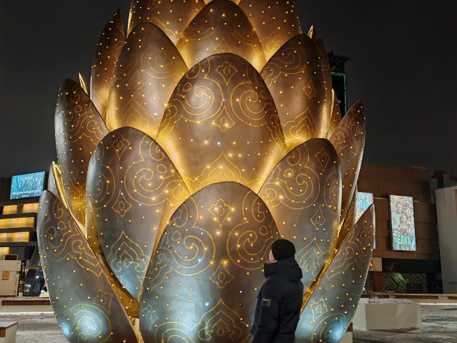 Новогодняя инсталляция Золотая шишка в парке Горького