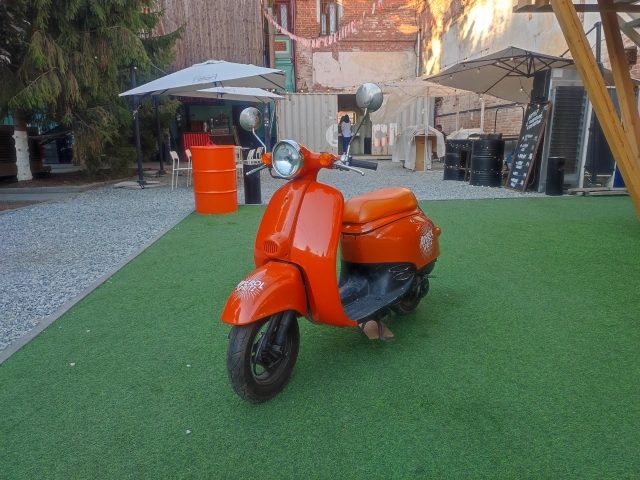 Оранжевый мопед в баре Соль на Профсоюзной