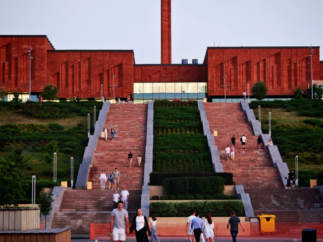 Национальная библиотека Республики Татарстан и стела Хоррият