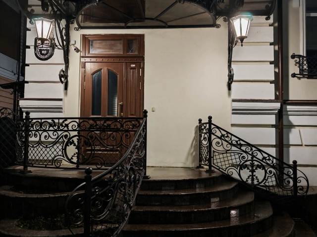 Лестница и дверь дома