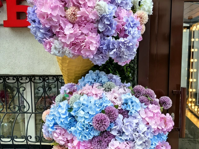 Цветочная декорация в форме мороженного у Флористан