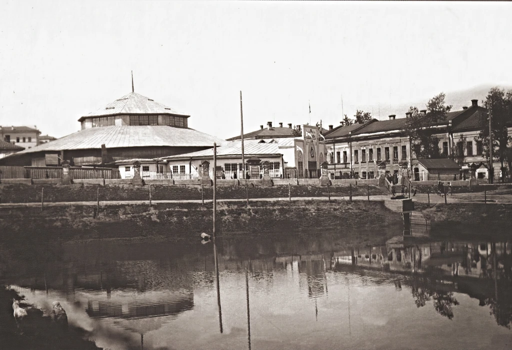 Первый казанский цирк в 1890 году у Черного озера в Казани