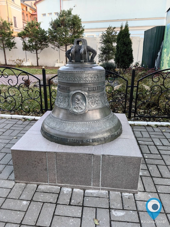 Колокол возле Никольского собора