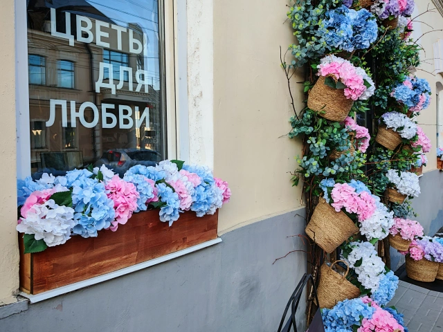 Оформление с зеркалом у салона Люкс Бутон