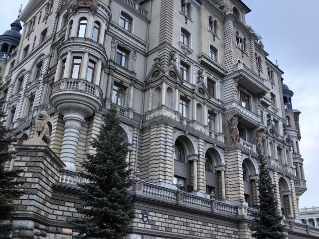 Дом крепость возле Кремлевской набережной