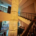 Высокая люстра на лестнице в Корстоне 0