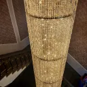 Высокая люстра на лестнице в Корстоне 1