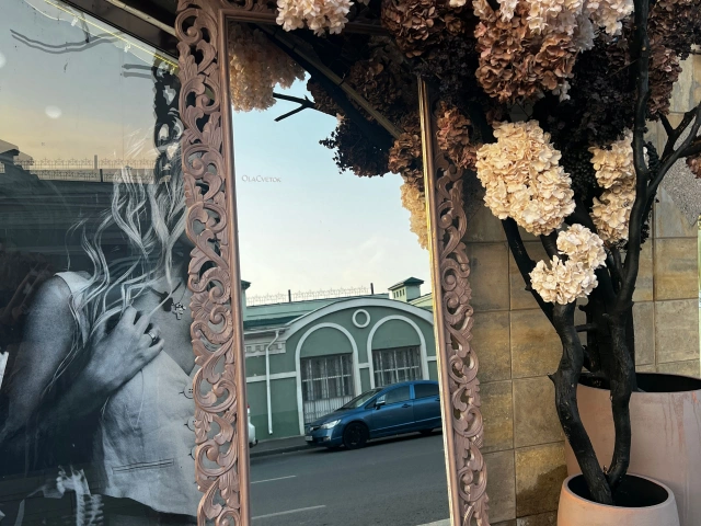 Зеркало возле ресторана Kremlin