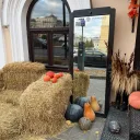 Осенняя локация с зеркалом, сеном и тыквами у студии Aura 0