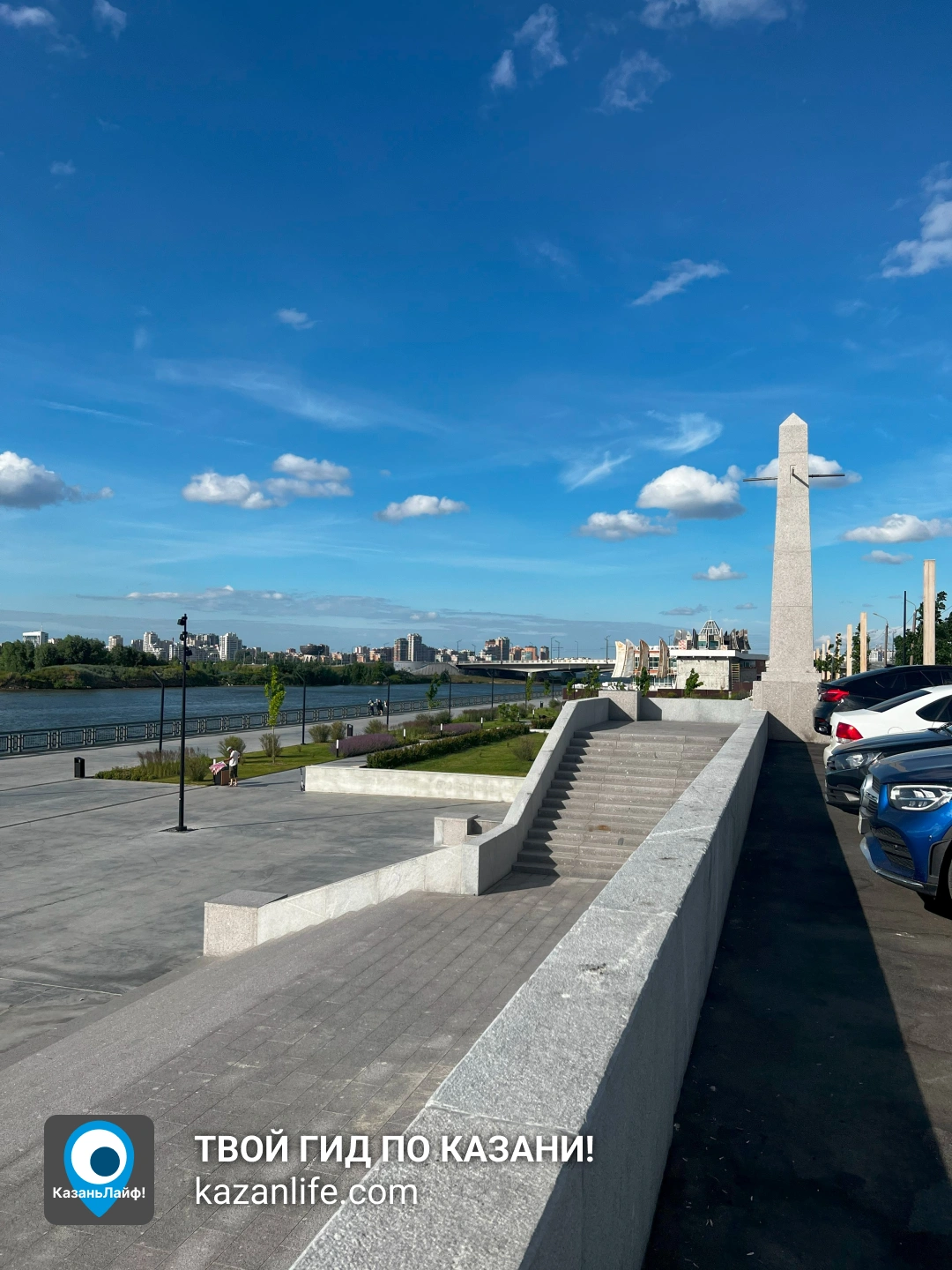 Набережная с лестницей