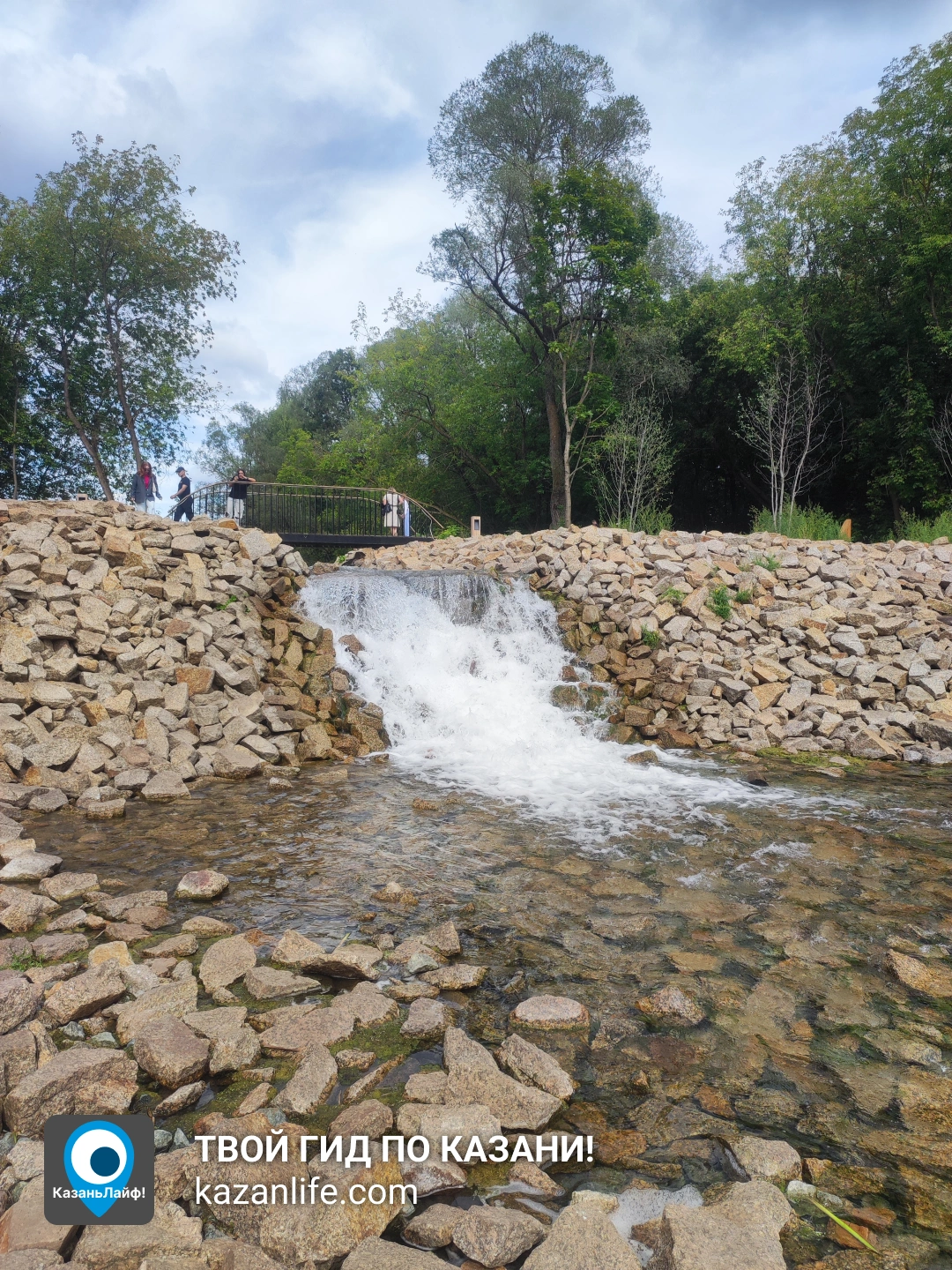 Хрустальный водопад на Голубом озере Хрустальный водопад на Голубом озере