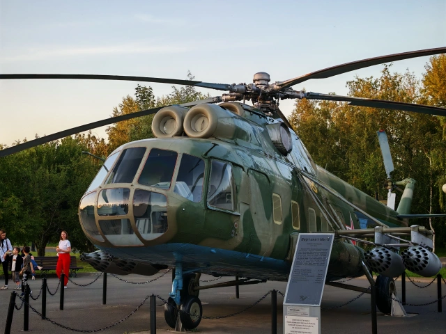 Вертолет МИ-8 в парке Победы