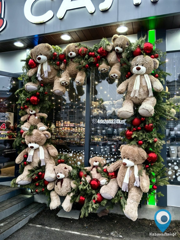 Новогодняя декорация с мишками у 4Сезона на Вахитова, 5в