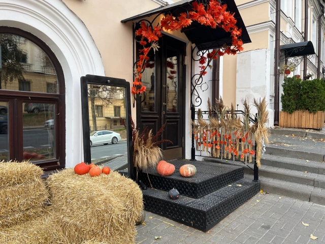 Осенняя локация с зеркалом, сеном и тыквами у студии Aura