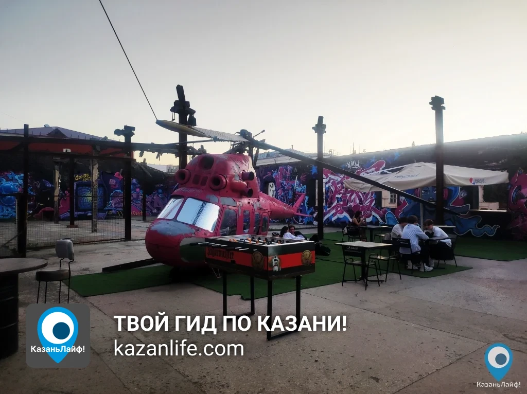 Розовый вертолет на крыше заброшенного здания на улице Братьев Петряевых