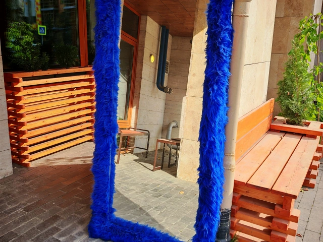 Зеркало с пушистой рамкой Изин Дом