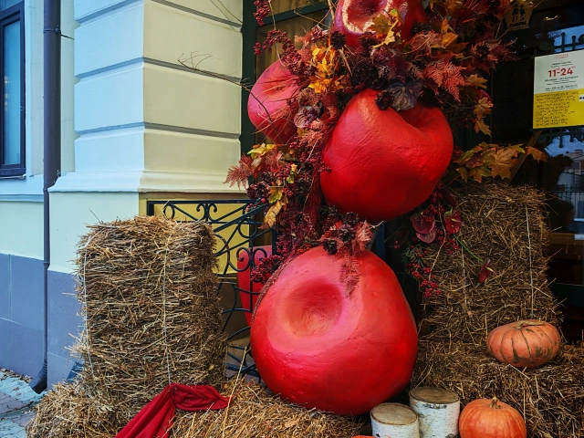 Декорация из яблок у ресторана Алан Аш