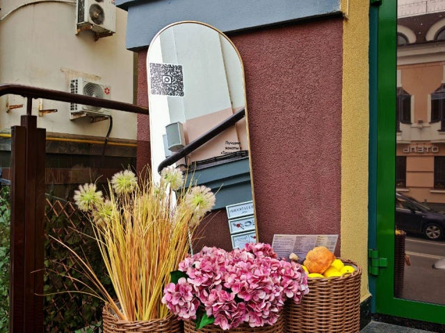 Зеркало у Terrace Bar Loft Space