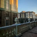 Красивая лестница для фото у дома на улице Касаткина 1