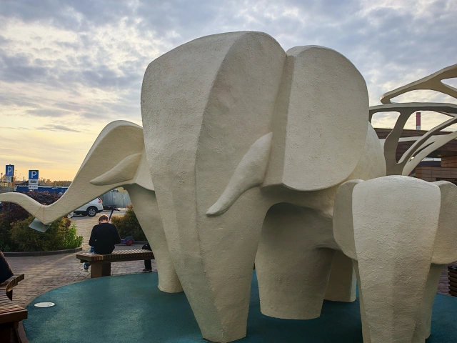 Скульптура Слоны у входа в Зооботсад