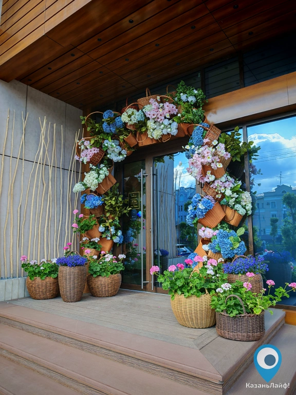 Оформление входа в кафе Garden Cafe