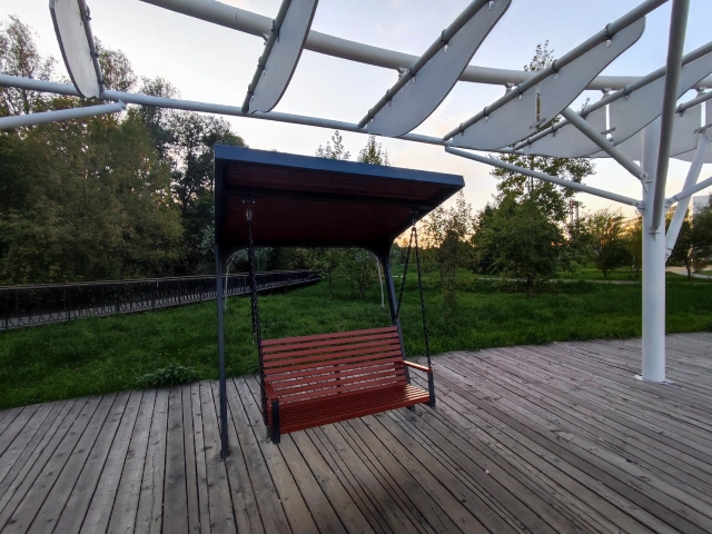 Качели в парке Весна