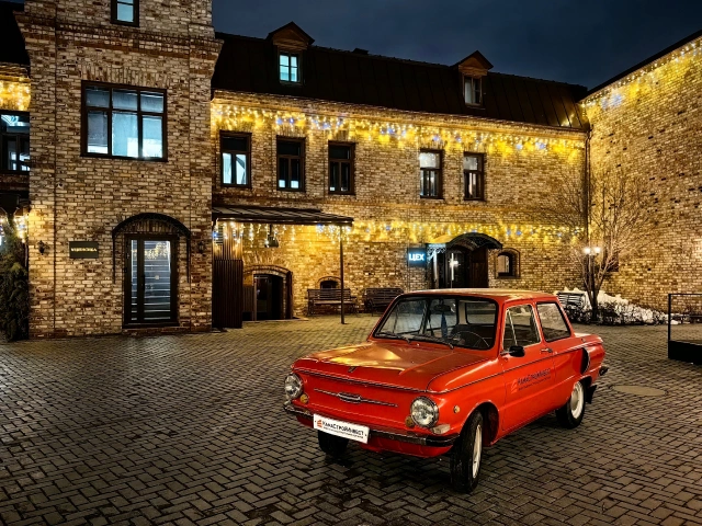 Ретро автомобиль Красный запарожец во дворе КамаИнвестСтрой