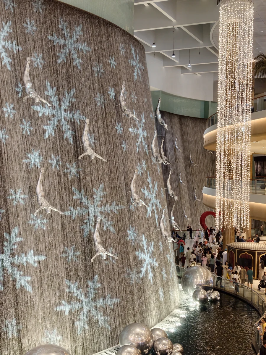 Водопад с ныряльщиками за жемчугом Дубай Молл