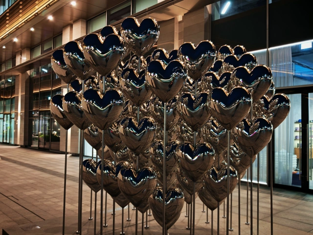 Инсталляция с серебристыми сердечками ЖК Урбан