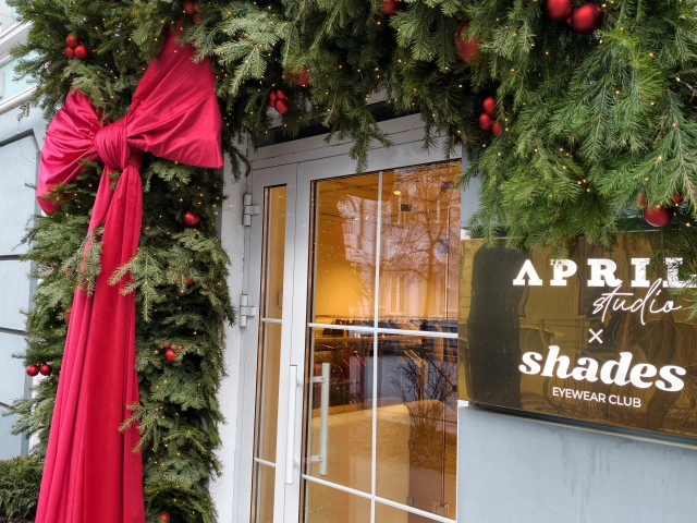 Фотозона у April