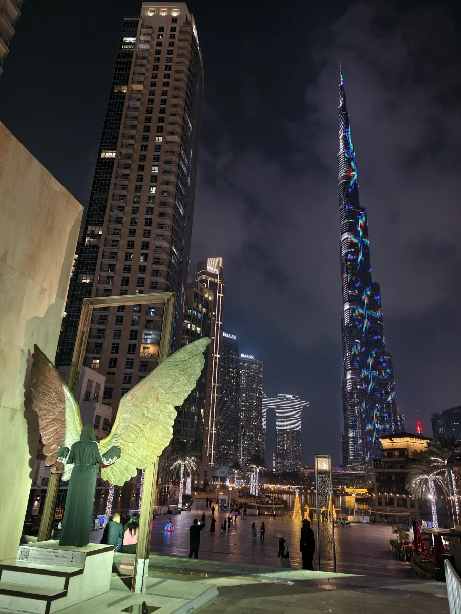 Крылья Мексики с видом на Бурдж-Халифа