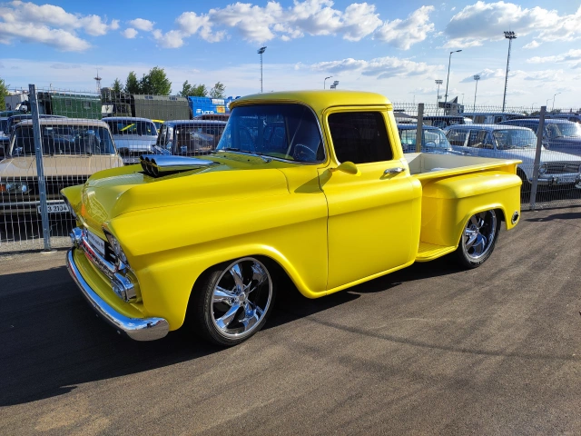 Желтый пикап на парковке Ак Барс Ретро Карс