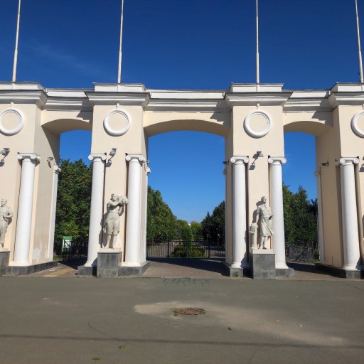 Колонны на входе в парк Крылья советов 0