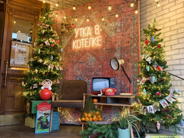 Фотозона у ресторана Утка в котелке