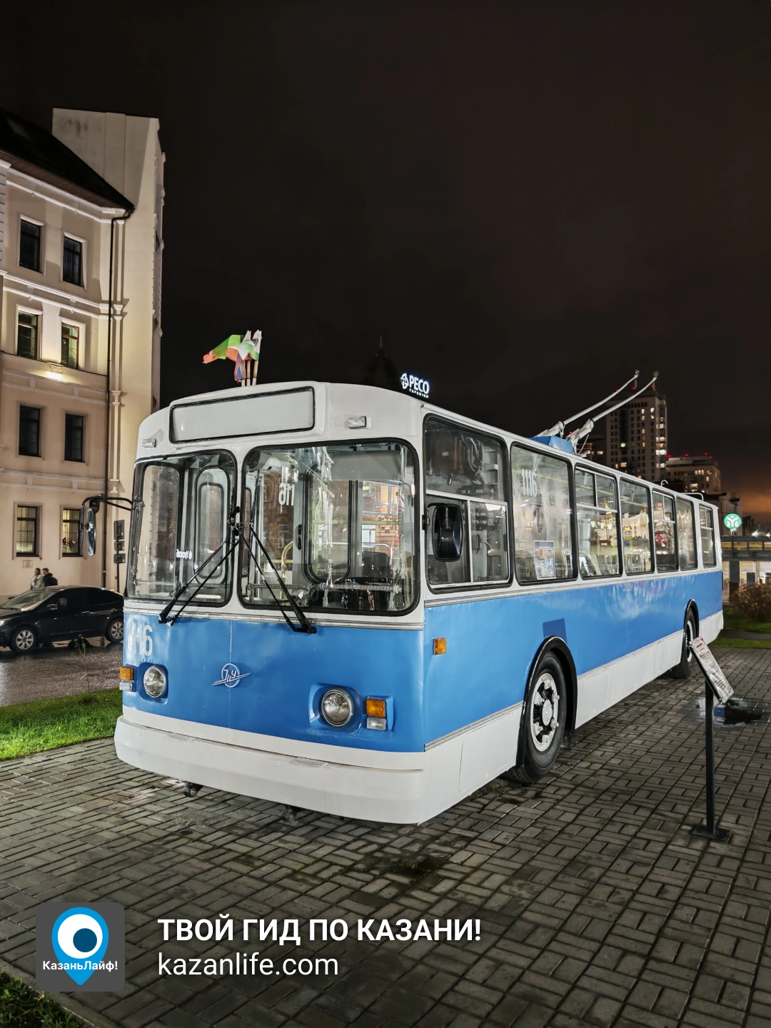 Троллейбусы в сквере Метро