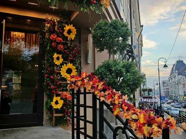 Осенняя декорация у Сулугуни