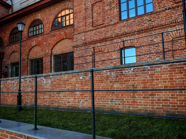 Замок из красного кирпича