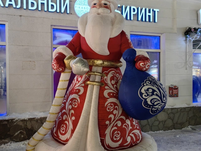 Скульптура Дед Мороз у Зеркальный лабиринт на Баумана