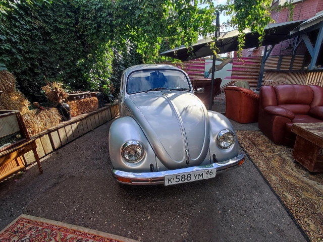 Ретро автомобиль Volkswagen Beetle в кафе Солома