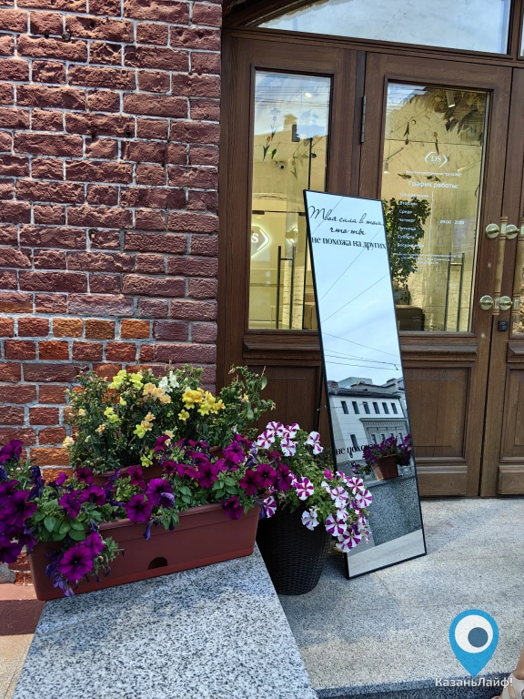 Зеркало у салона красоты Ds Clinic