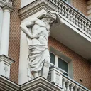 Красивая лестница для фото у дома на улице Касаткина 3